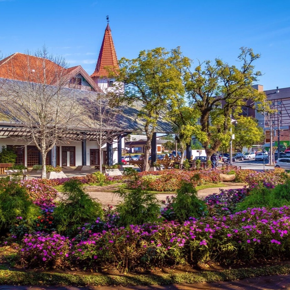 City-tour-Nova-Petropolis-praca-flores-1-1.jpg